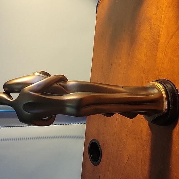 Elegant Bronze Couple With Baby Sculpture - Picture 6 of 10